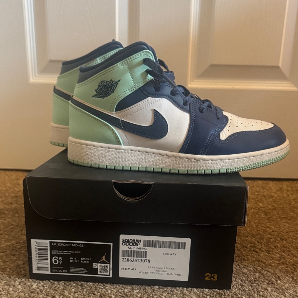 Jordan Kids Sneakers in Navy and Mint